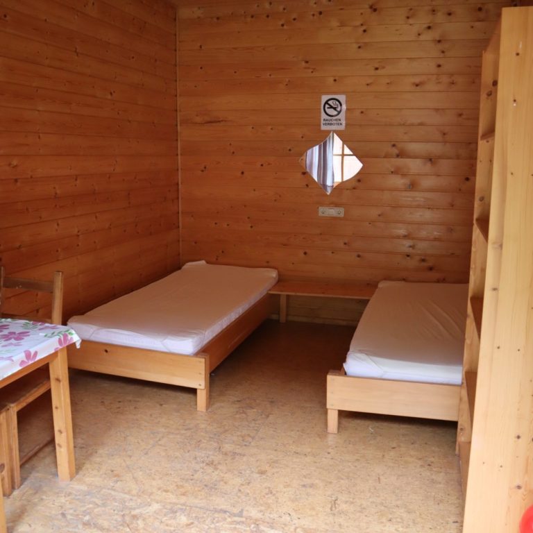 Zimmer für Begleitpersonen Einfaches Doppelzimmer für Begleitpersonen im Gemeinschaftshaus des Ökodorfs