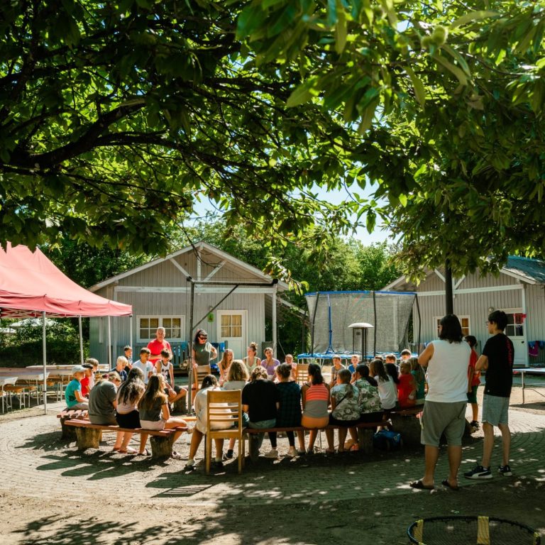 Gemeinsam Zeit im Ökodorf erleben Gruppe bei einer gemeinsamen Aktivität im Ökodorf Losheim am See