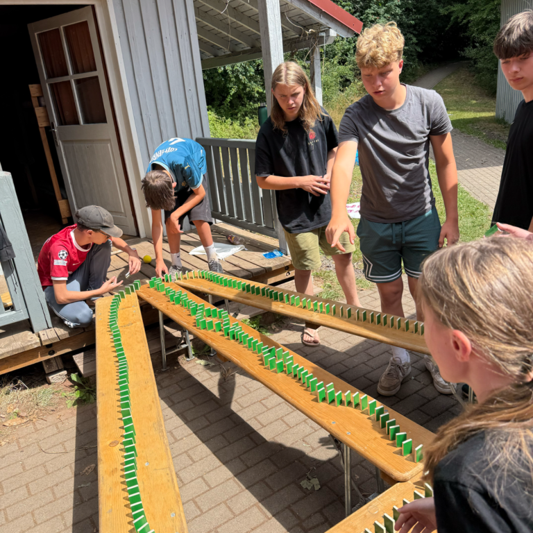 Kooperation und Teamwork Jugendliche lösen gemeinsam eine Kooperationsaufgabe beim Teambuilding im Ökodorf