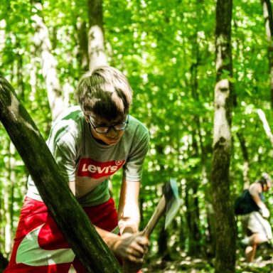 Jugendliche bei einer gemeinsamen Aktivität im Wald