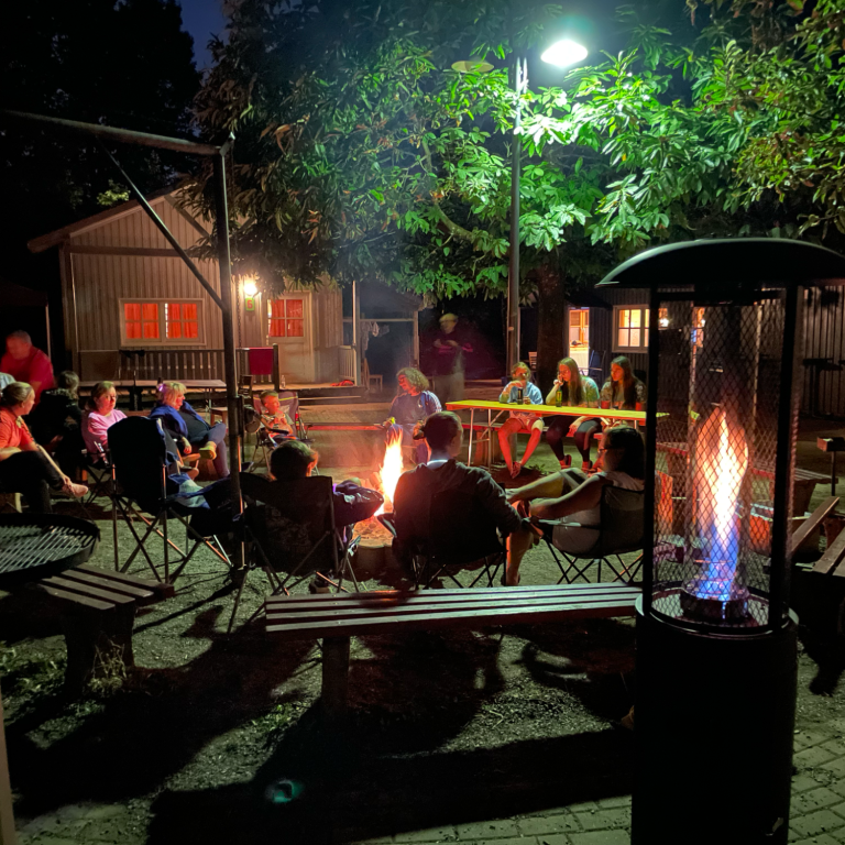 Grill- und Feuerplatz Gruppe am Grill- und Feuerplatz im Ökodorf Losheim am See