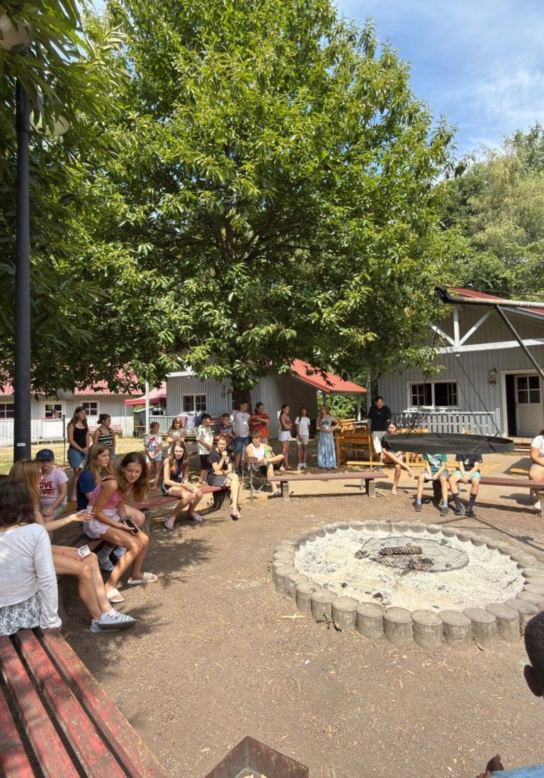 Gemeinsame Zeit im Ökodorf Gruppe am zentralen Feuerplatz im Ökodorf Losheim am See