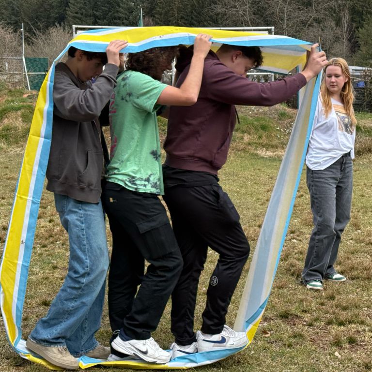 Teambuilding – Gemeinsam wachsen Jugendliche lösen gemeinsam eine Teambuilding-Aufgabe im Ökodorf Losheim am See