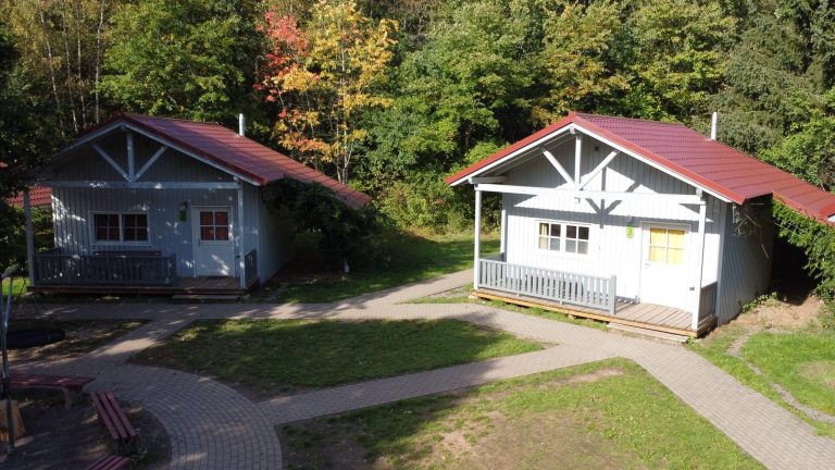 Blockhütten im Ökodorf Losheim am See