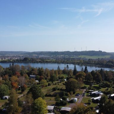 Blick auf den Losheimer See und die umliegende Landschaft