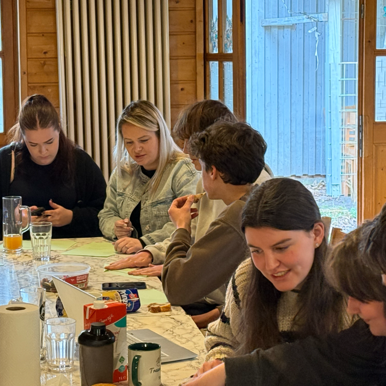 Reflexion und Transfer Jugendliche reflektieren gemeinsam ihre Erfahrungen nach einer Teamaufgabe