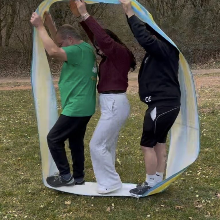 Vertrauen und Kommunikation Jugendliche bewältigen gemeinsam eine Vertrauensaufgabe beim Teambuilding